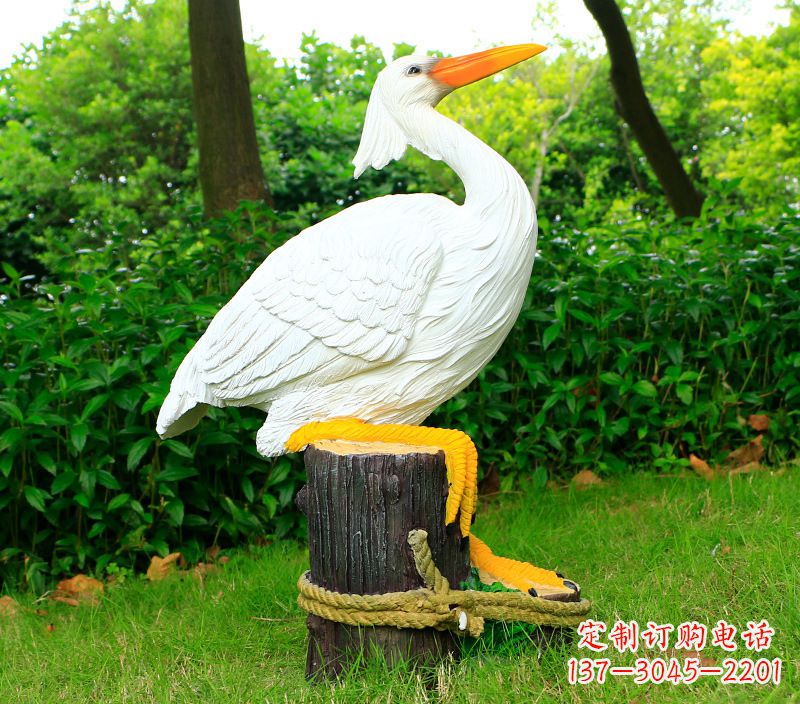 太原一男一女抱一只鸽子雕像