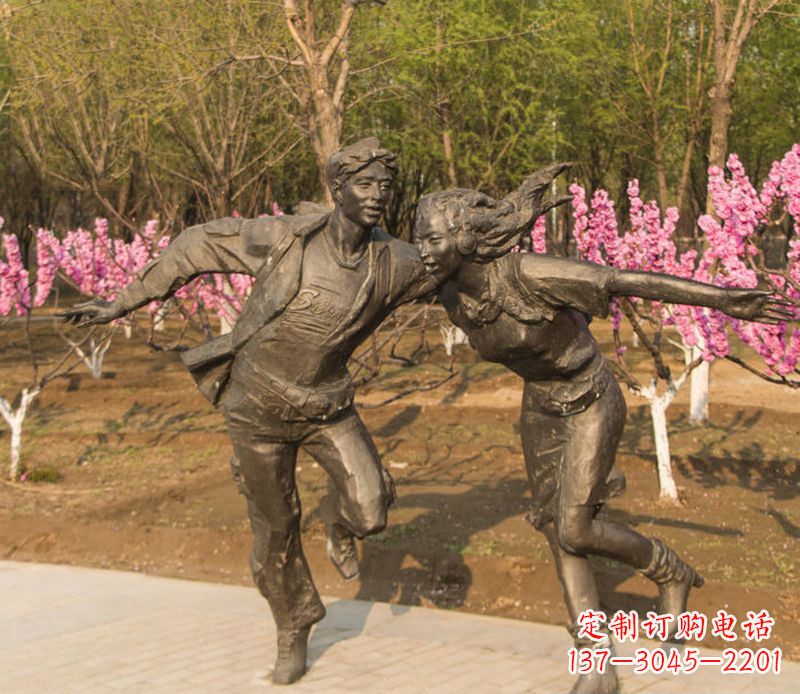 太原游玩的情侣铜雕