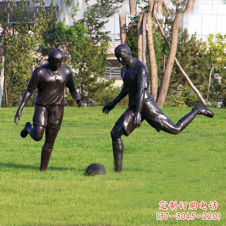 太原园林踢足球人物铜雕