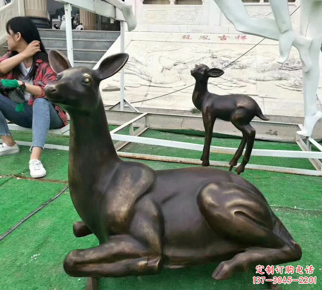 太原铸铜广场动物鹿雕塑