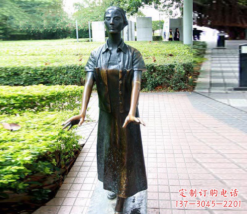 太原走路的盲人女孩铜雕