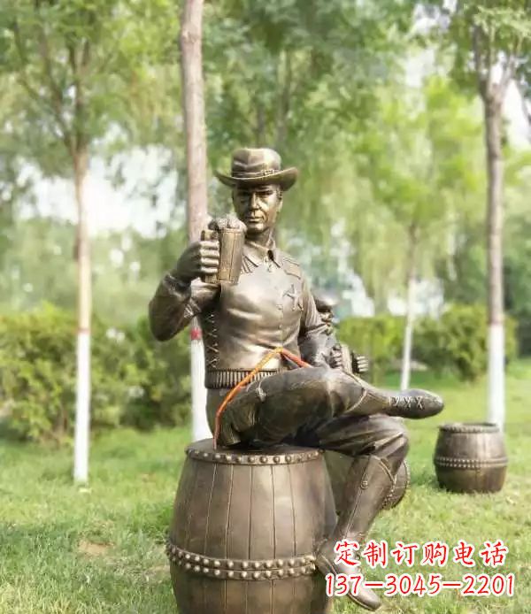太原坐酒桶喝啤酒的牛仔铜雕