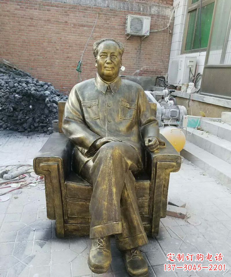 太原坐沙发的毛主席铜雕